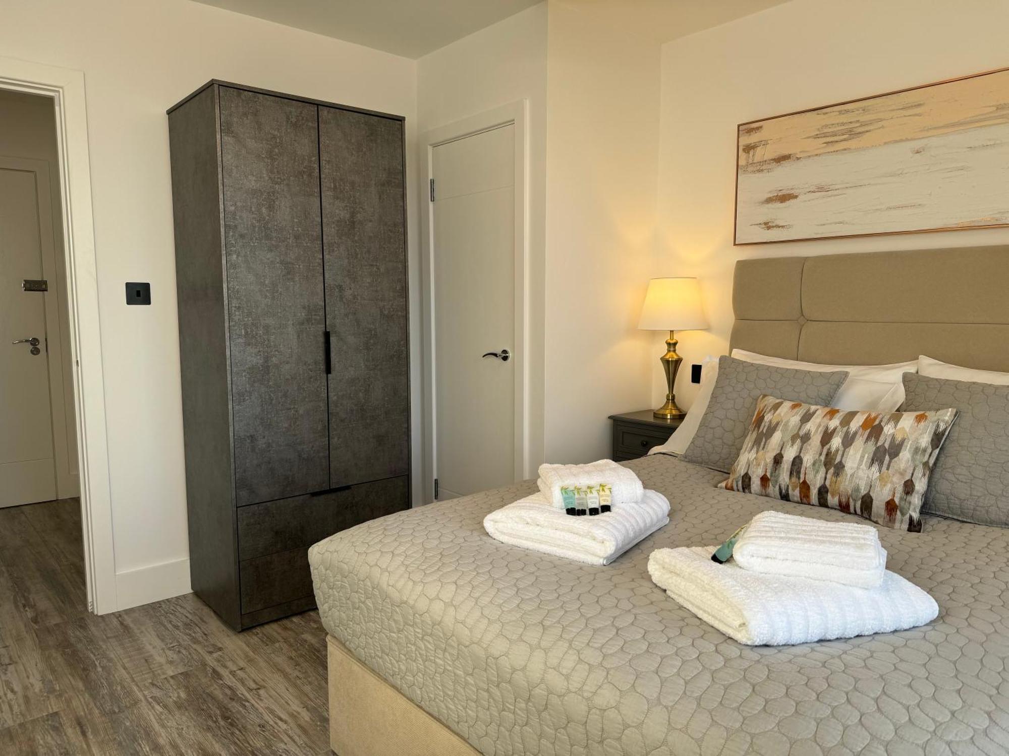Elegant One Bedroom Apartment Swindon Eksteriør bilde
