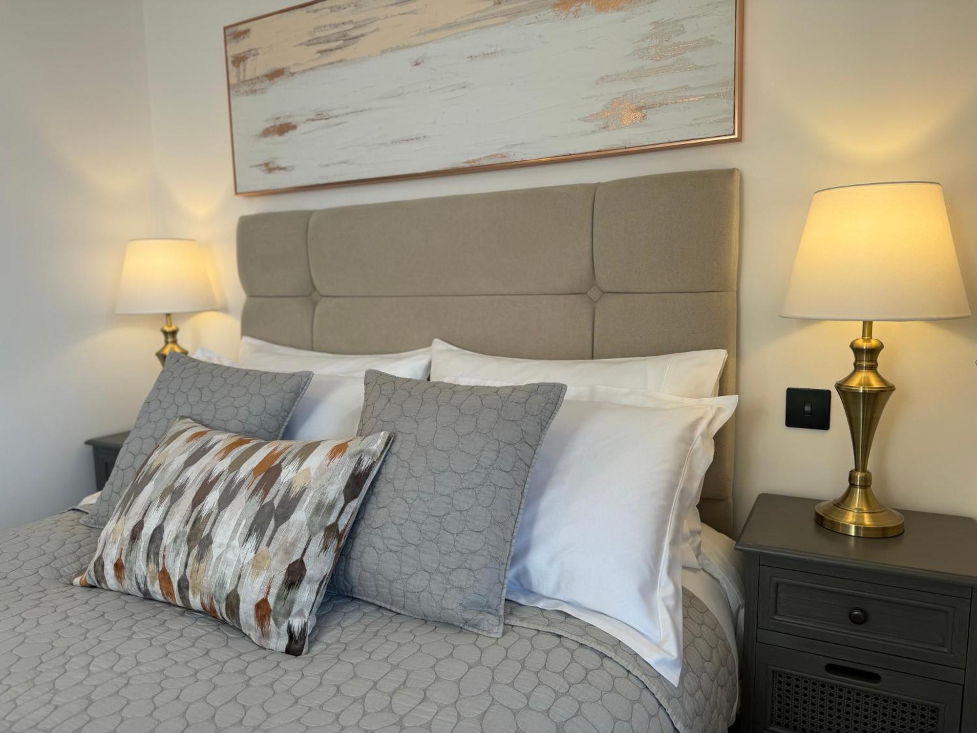 Elegant One Bedroom Apartment Swindon Eksteriør bilde