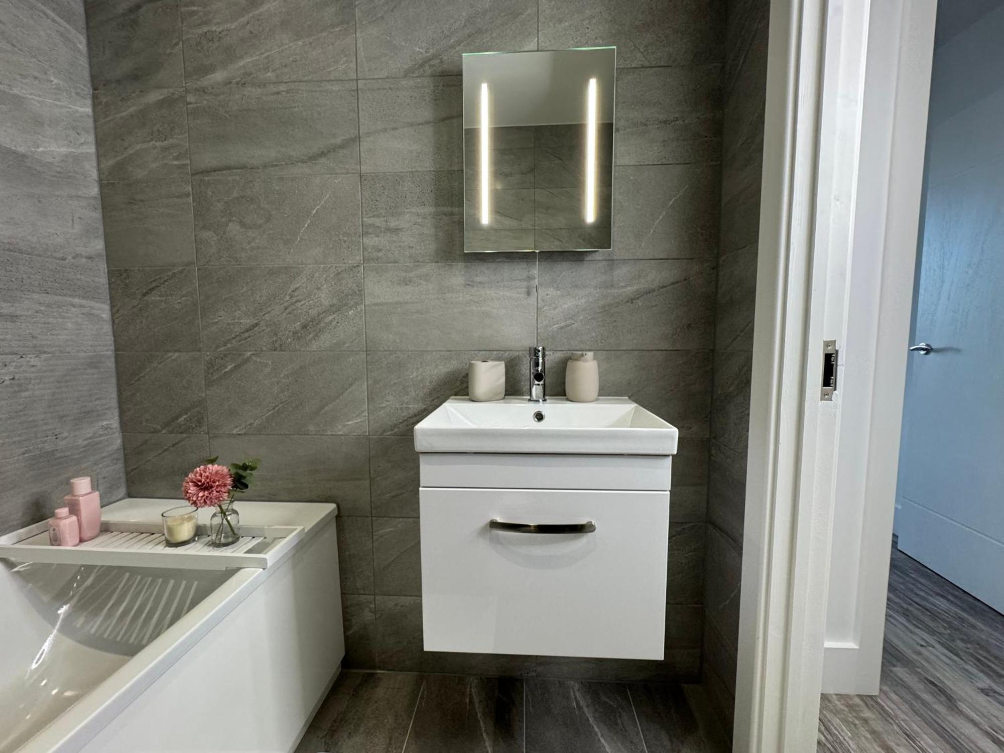 Elegant One Bedroom Apartment Swindon Eksteriør bilde