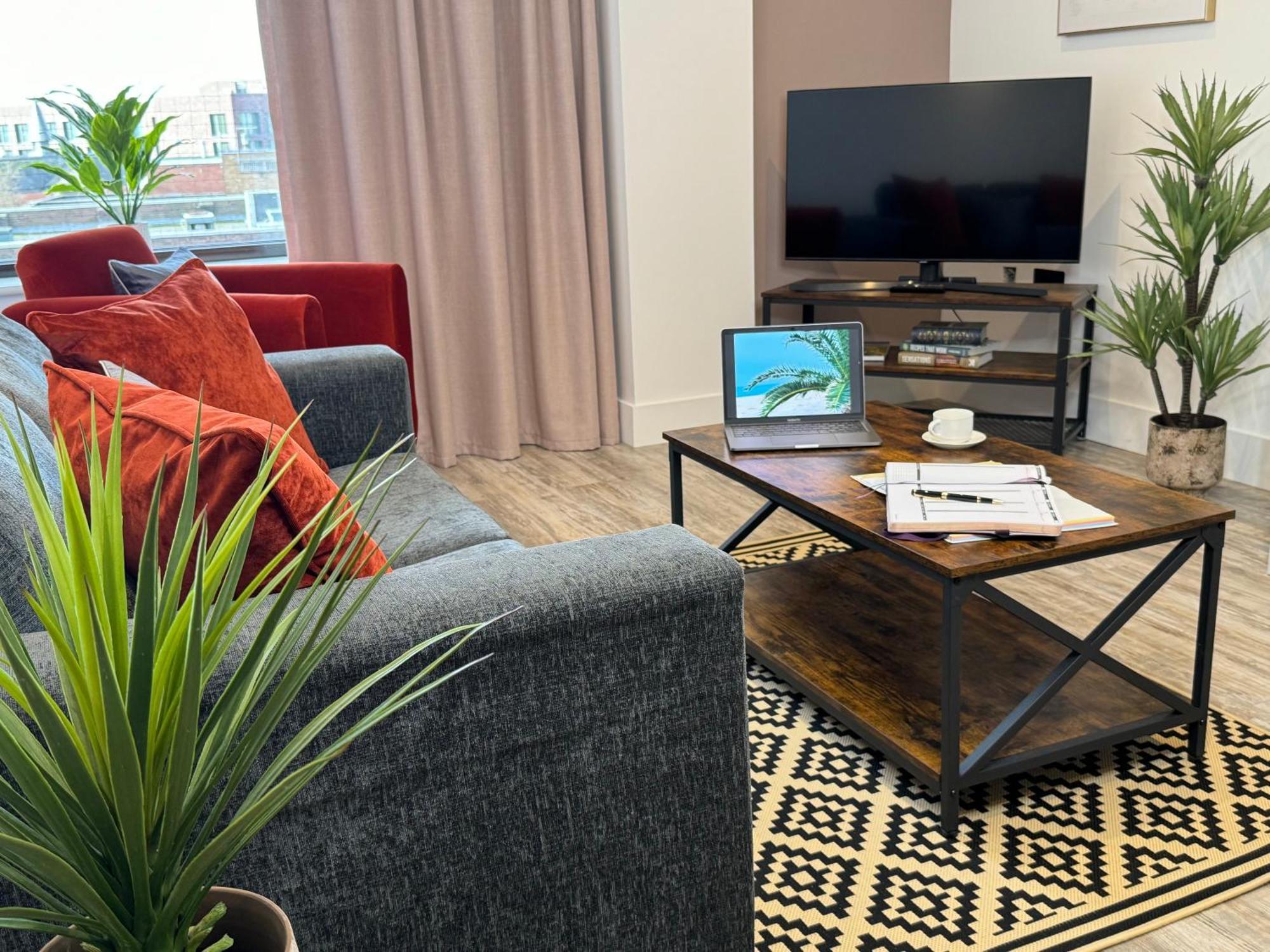 Elegant One Bedroom Apartment Swindon Eksteriør bilde