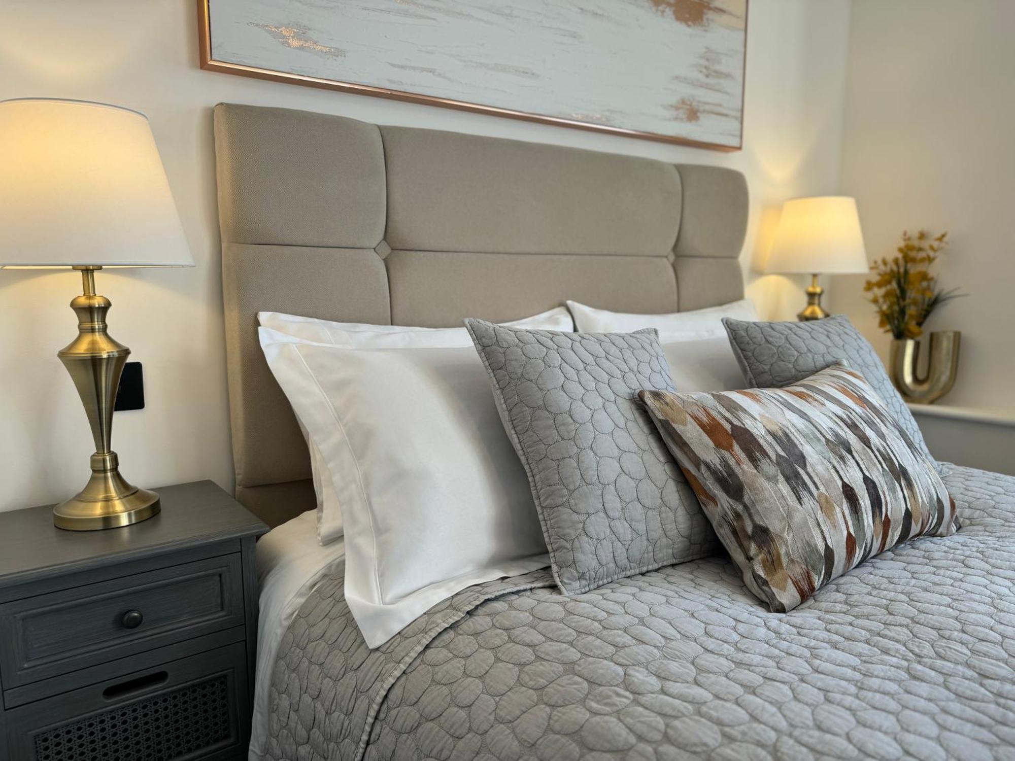 Elegant One Bedroom Apartment Swindon Eksteriør bilde