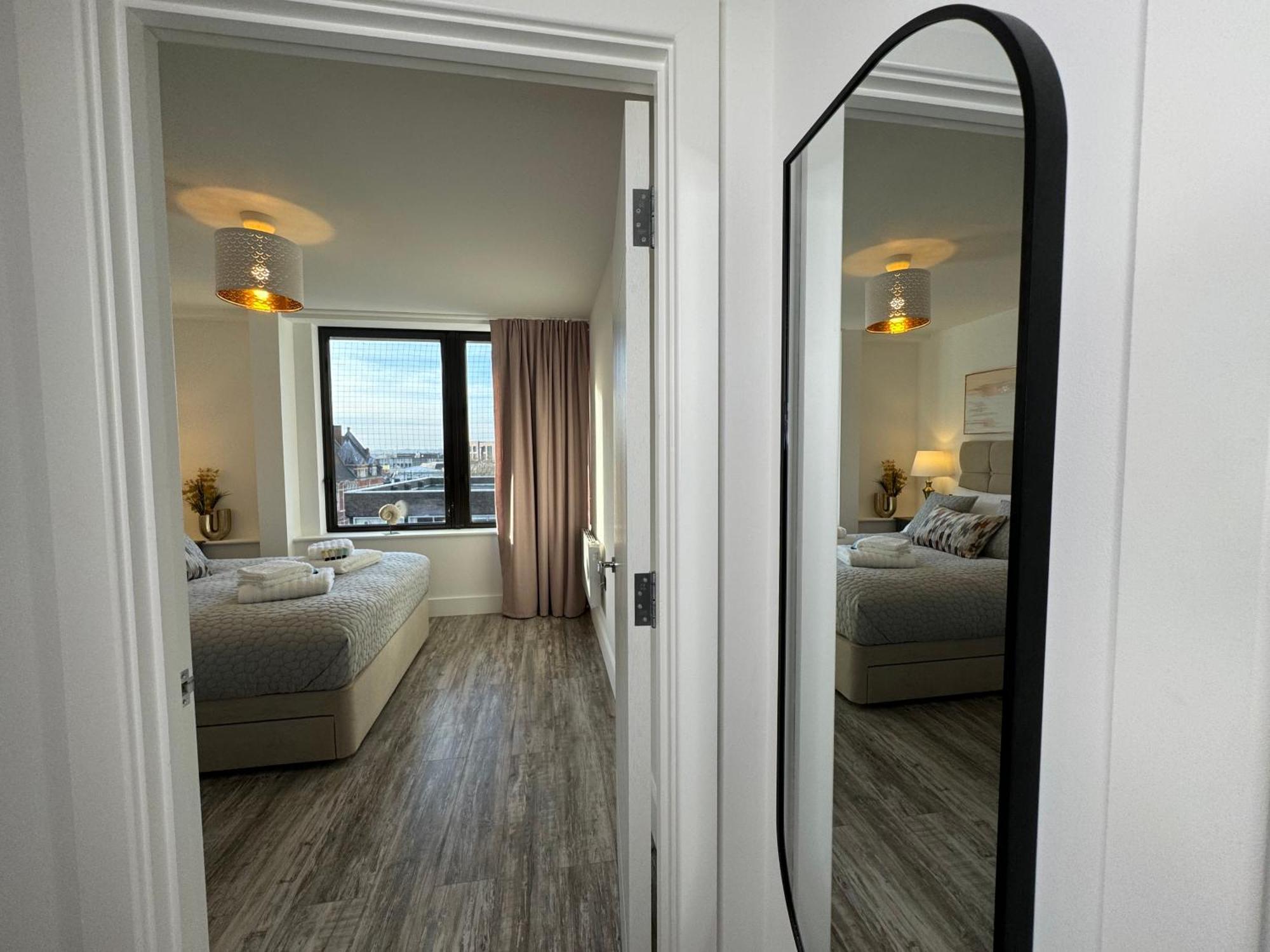 Elegant One Bedroom Apartment Swindon Eksteriør bilde