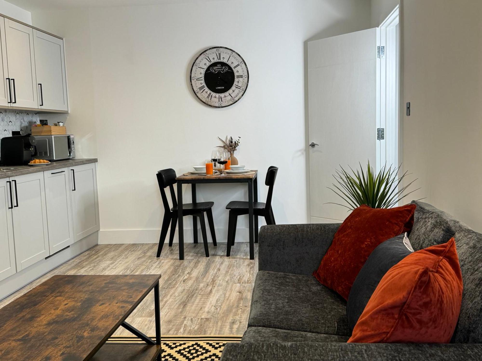 Elegant One Bedroom Apartment Swindon Eksteriør bilde