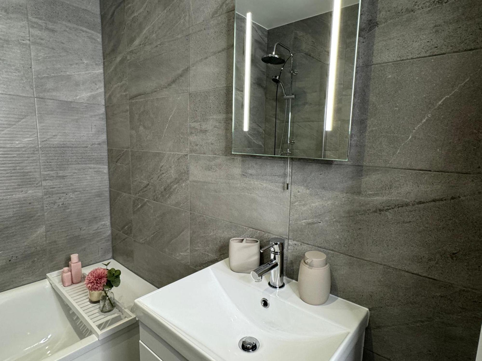 Elegant One Bedroom Apartment Swindon Eksteriør bilde